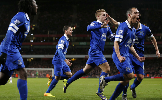 杜兰特关键中投命中，全场欢呼（杜兰特关键中投得手，全场沸腾）